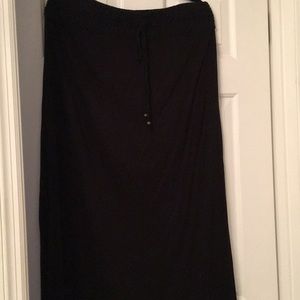 Skirt with skits on both sides.